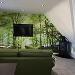 The Hideaway - Luxury Self Catering Coastal Apartment With Private Entrance & Key Box Entry Just A Few Minutes Walk To The Beach, Solent Way Walk, Shops And Many Eateries & Bars - Free Off Road Parking,Full Kitchen, Lounge,Bedroom , Bathroom & Wi-Fi