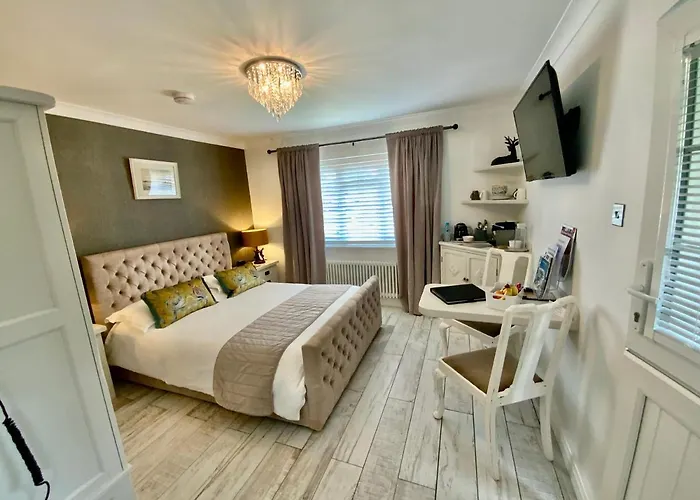 The Knightwood Oak A Luxury King Size En-Suite Space - Lymington New Forest With Totally Private Entrance - Key Box Entry - Free Parking & Private Outdoor Seating Area - Town ,Shops , Pubs & Solent Way Walking Distance & Complimentary Breakfast Items