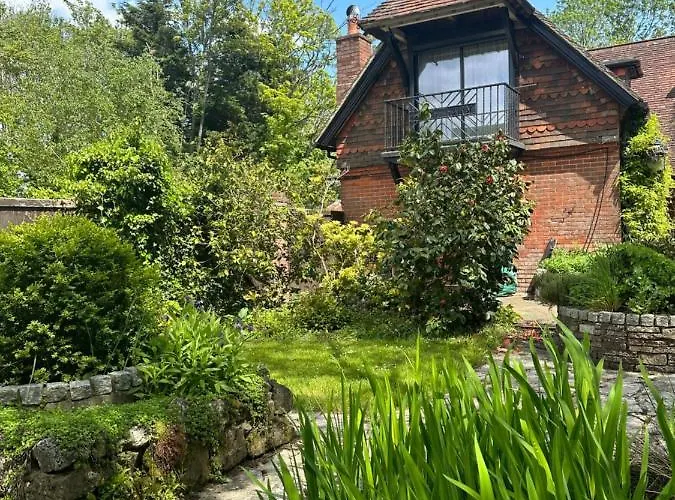 Beautiful 3 Bed Cottage In Lymington. Perfectly Located For Coast And New Forest