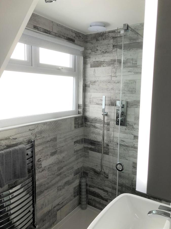 The Hideaway: Coastal With Access Apartment