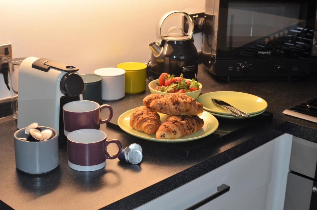 The Hideaway: Coastal With Access Apartment Lymington