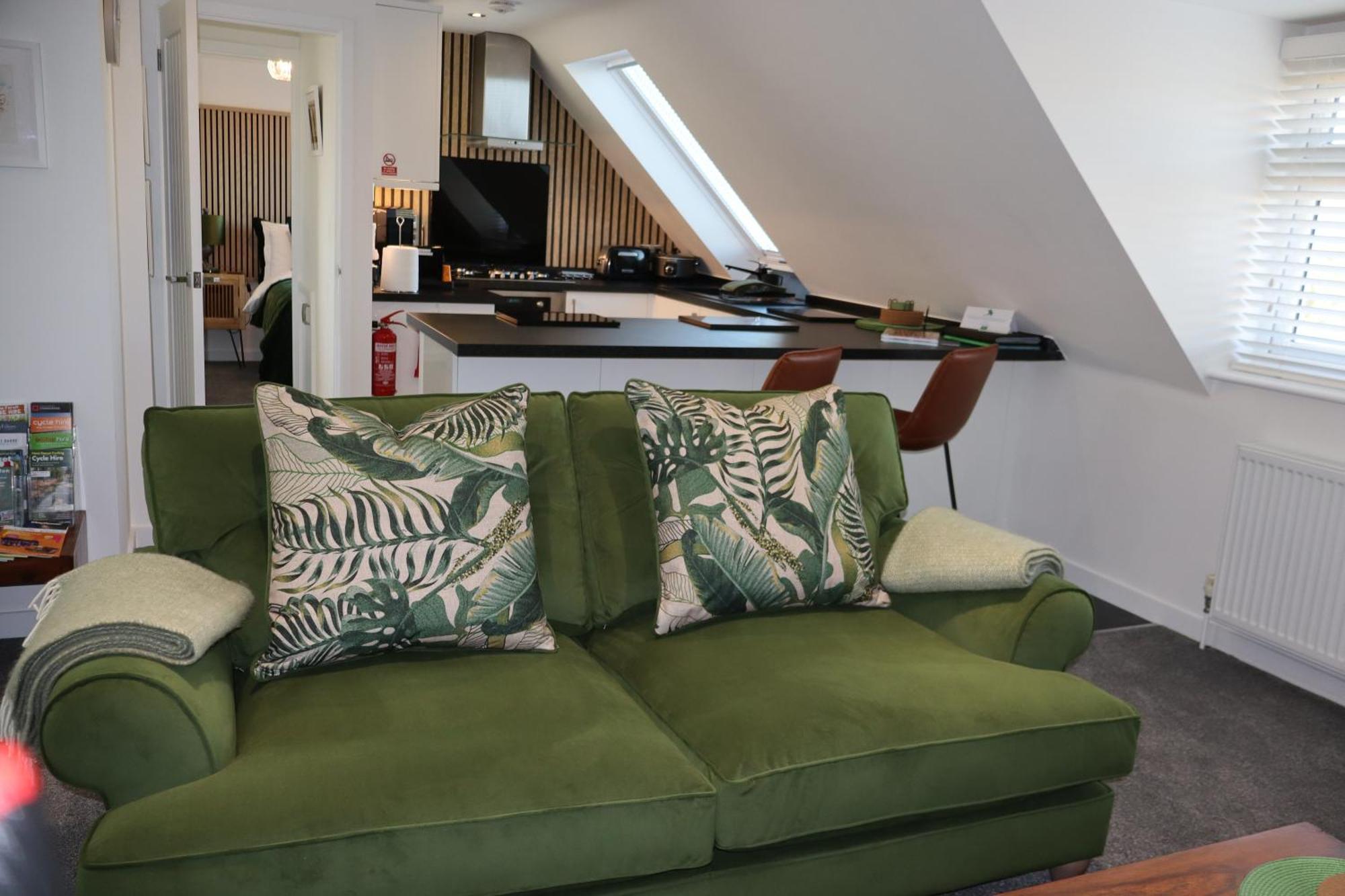 The Hideaway: Coastal With Access Apartment Lymington