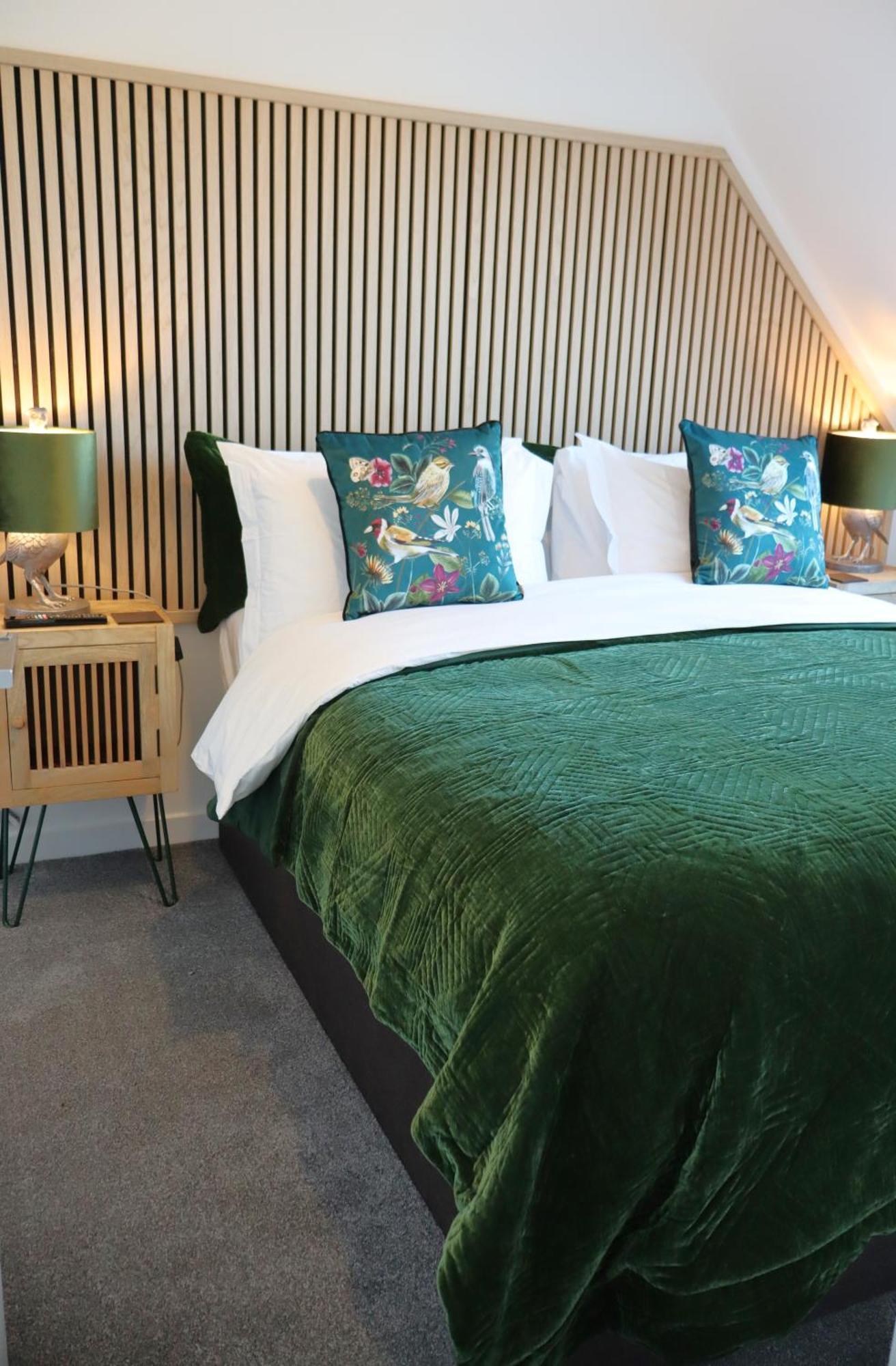 The Hideaway: Coastal With Access Apartment