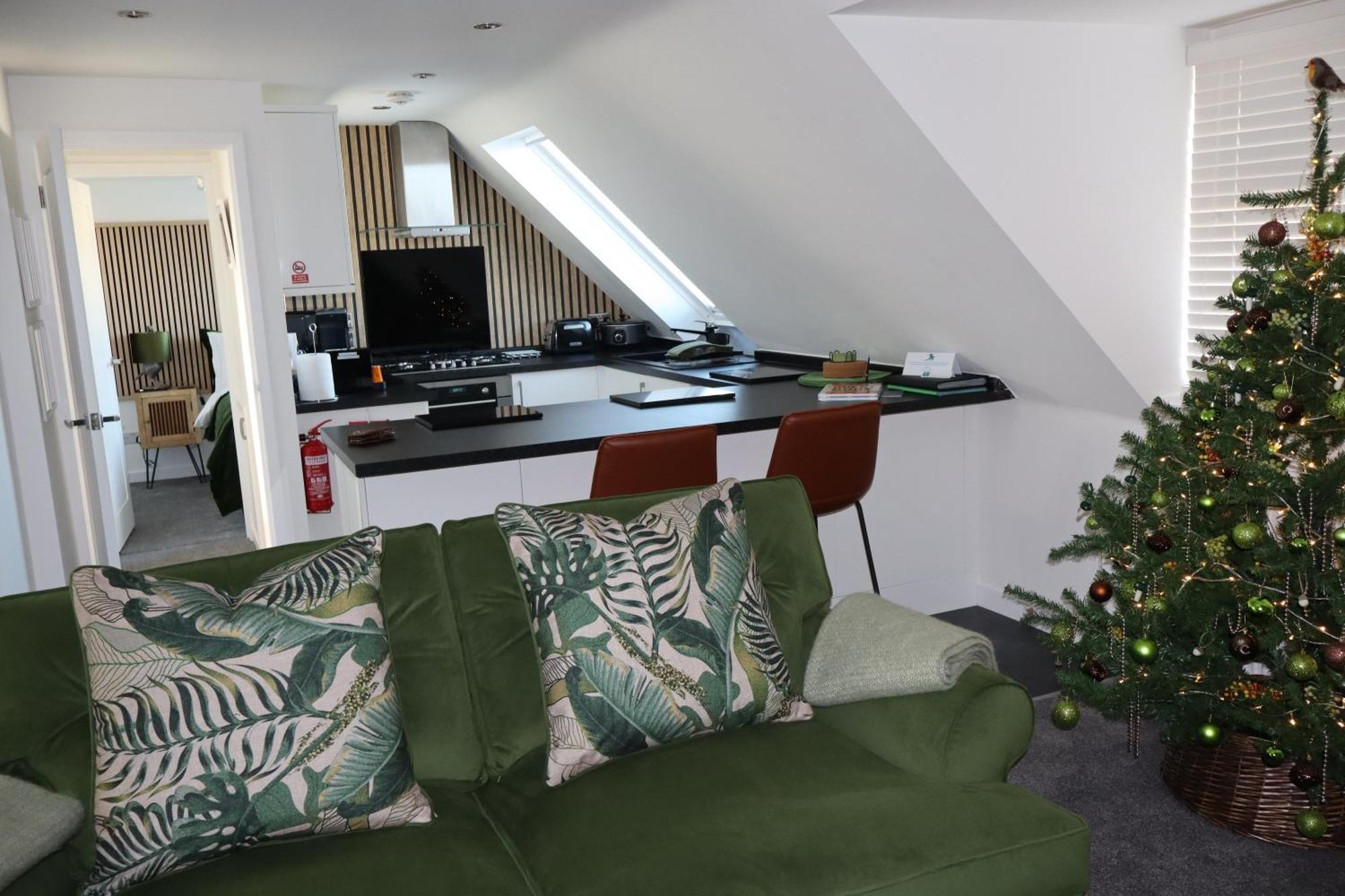 The Hideaway: Coastal With Access Apartment *
