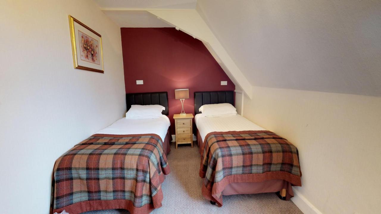 Macdonald Elmers Court 4*