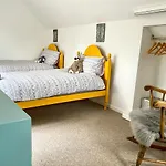Holly Tree Cottage - 3 Bedrooms And Large Garden With Optional Glamping Double Outside