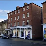 Leeward House -Amazing Sea Views, Parking,High Street Location, Wifi