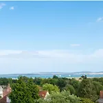 Leeward House -Amazing Sea Views, Parking,High Street Location, Wifi