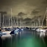 Y-Knot-Two Bedroom Luxury Motor Boat In Lymington