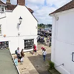 Stylish Cottage With Quay And River View