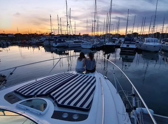 Y-Knot-Two Bedroom Luxury Motor Boat In Lymington