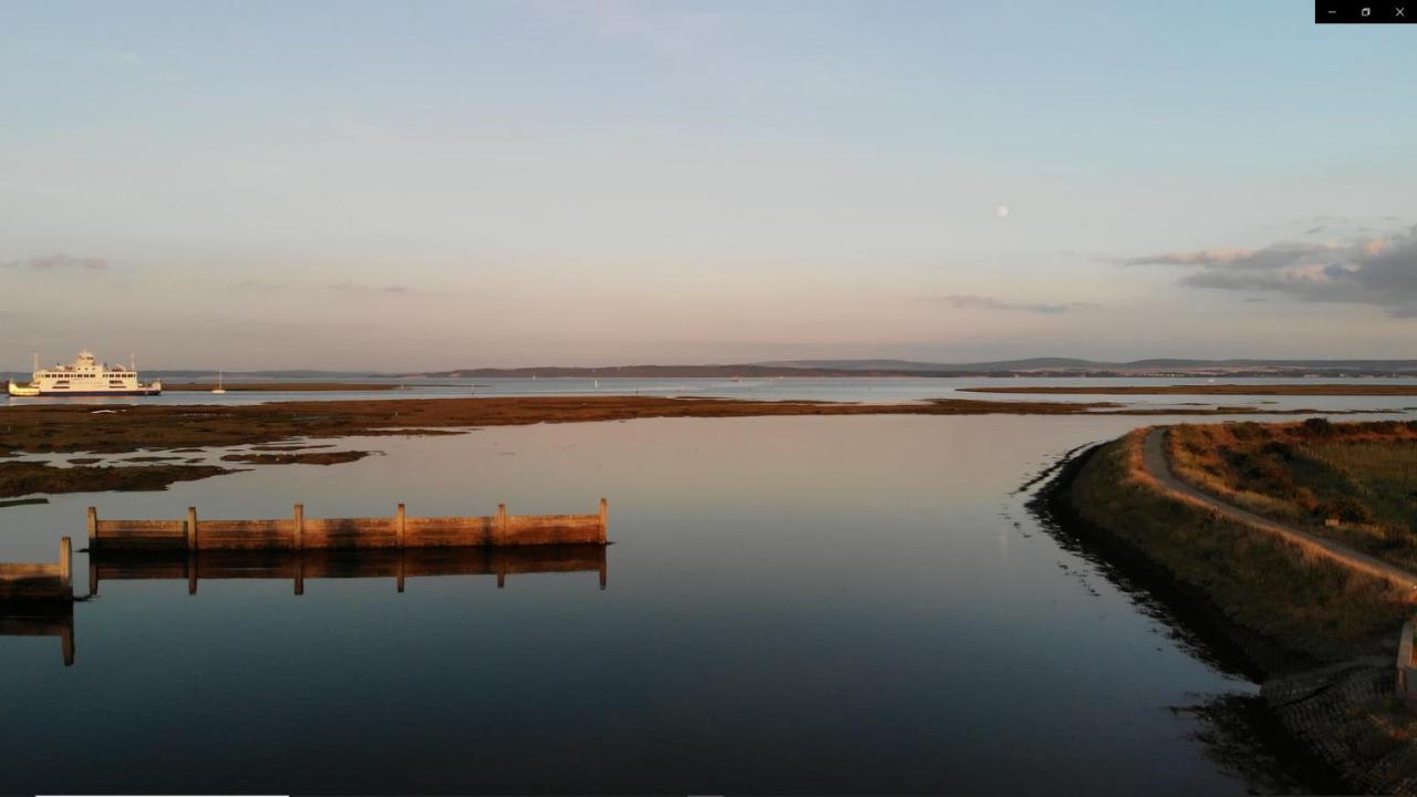 Y-knot-two Bedroom Luxury Motor Boat In Botel Lymington