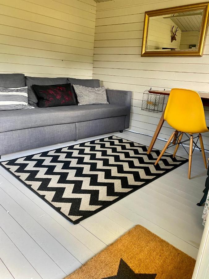 Holly Tree - 3 Bedrooms And Large Garden With Optional Glamping Double Outside