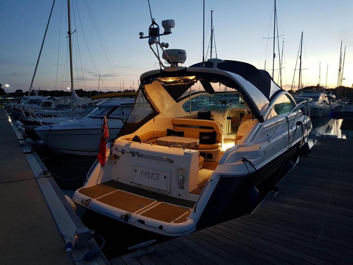 Botel Y-knot-two Bedroom Luxury Motor Boat In Lymington