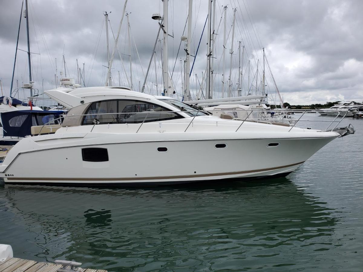 Botel Zen Dog Luxury Motor Yacht *