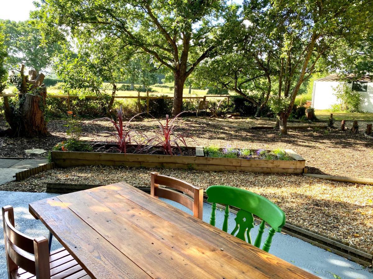 Holly Tree - 3 Bedrooms And Large Garden With Optional Glamping Double Outside Holiday home