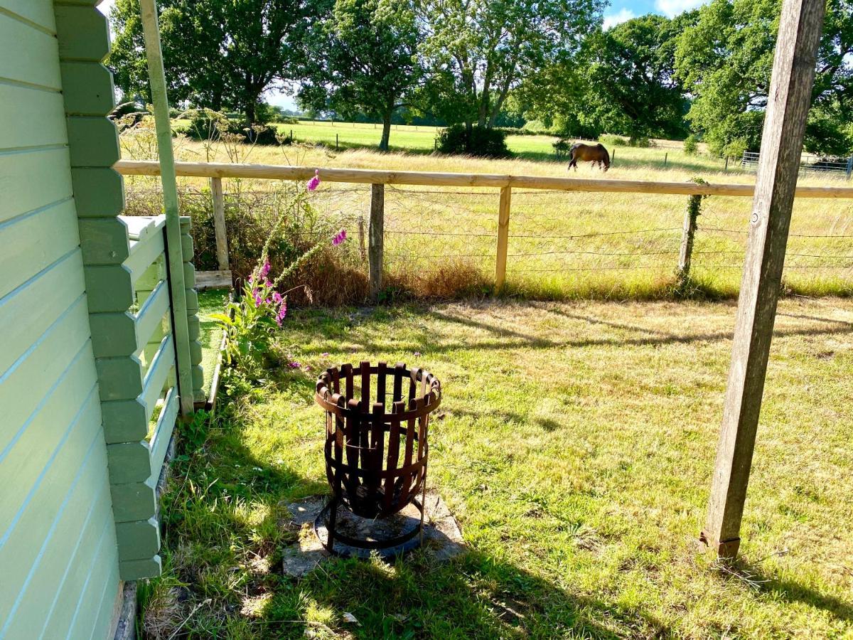Holiday home Holly Tree - 3 Bedrooms And Large Garden With Optional Glamping Double Outside *