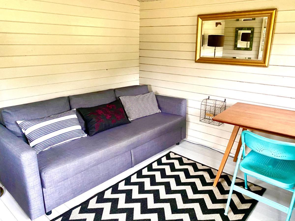 Holiday home Holly Tree - 3 Bedrooms And Large Garden With Optional Glamping Double Outside *