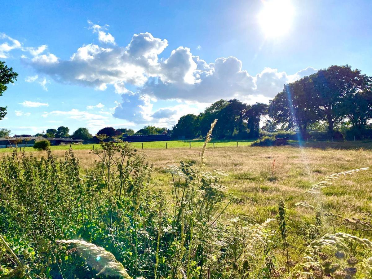Holiday home Holly Tree - 3 Bedrooms And Large Garden With Optional Glamping Double Outside *