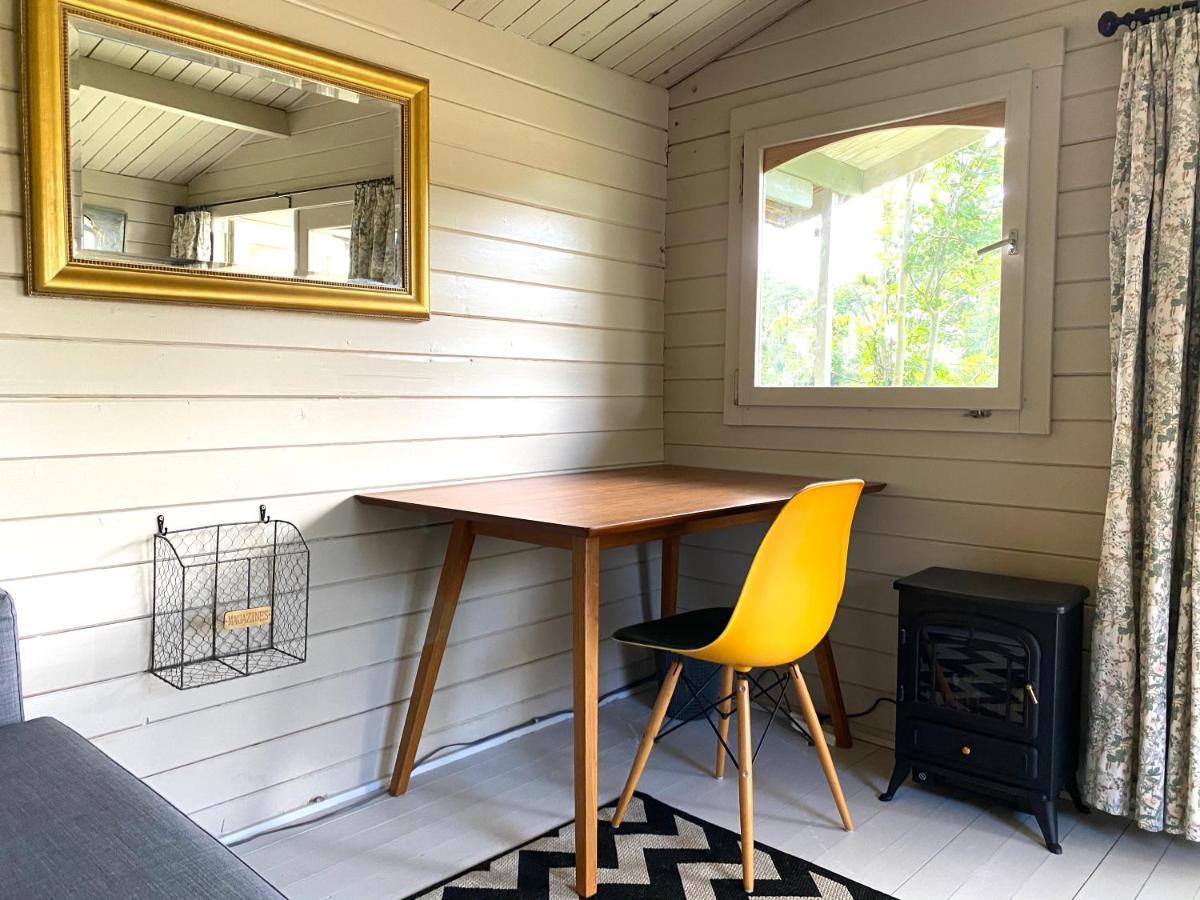 Holly Tree - 3 Bedrooms And Large Garden With Optional Glamping Double Outside Holiday home