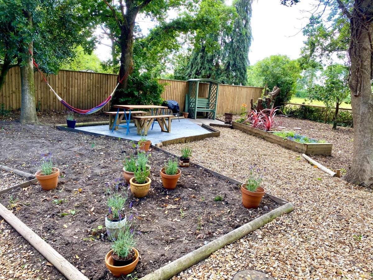 Holly Tree - 3 Bedrooms And Large Garden With Optional Glamping Double Outside