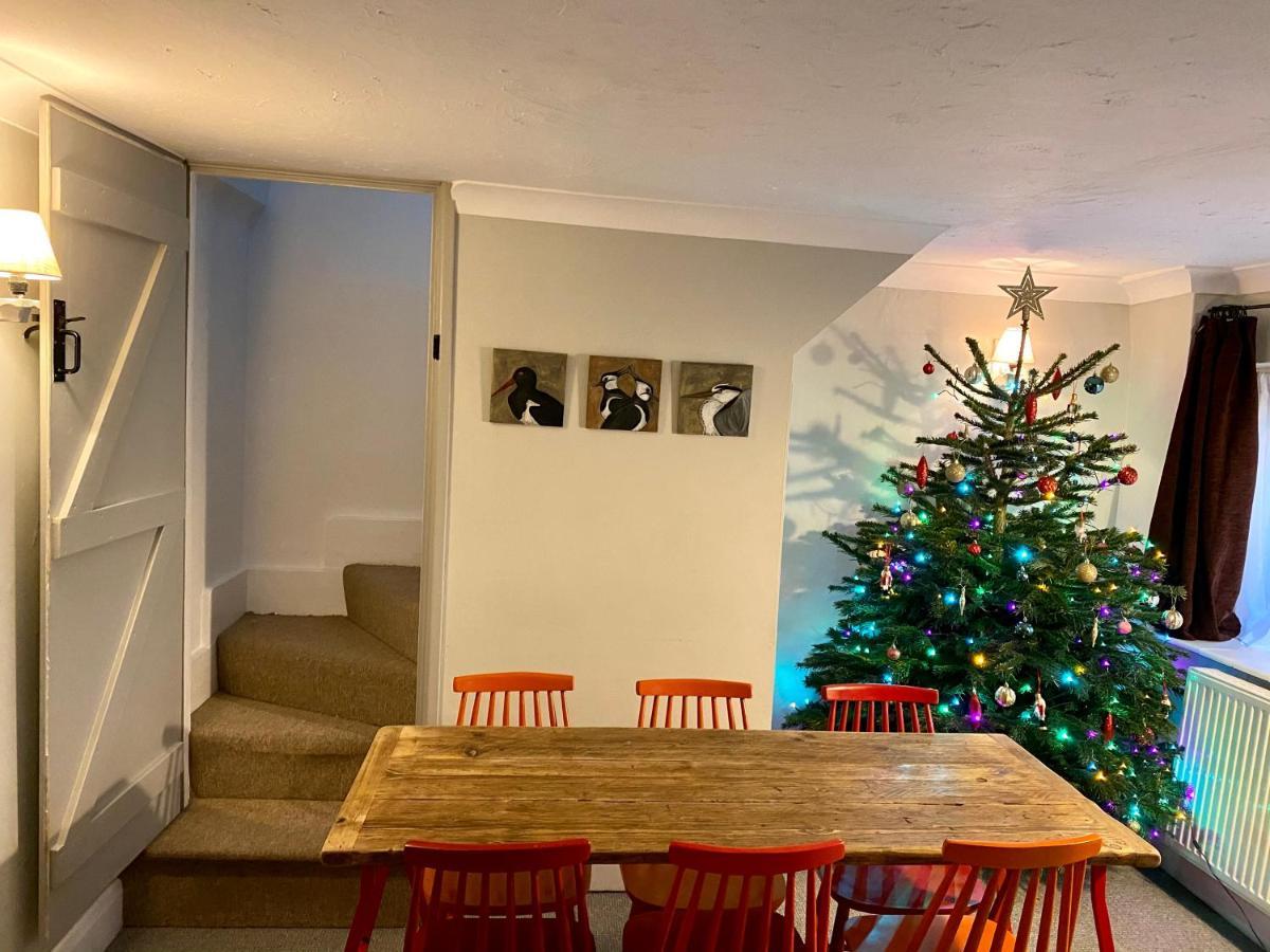 Holiday home Holly Tree - 3 Bedrooms And Large Garden With Optional Glamping Double Outside