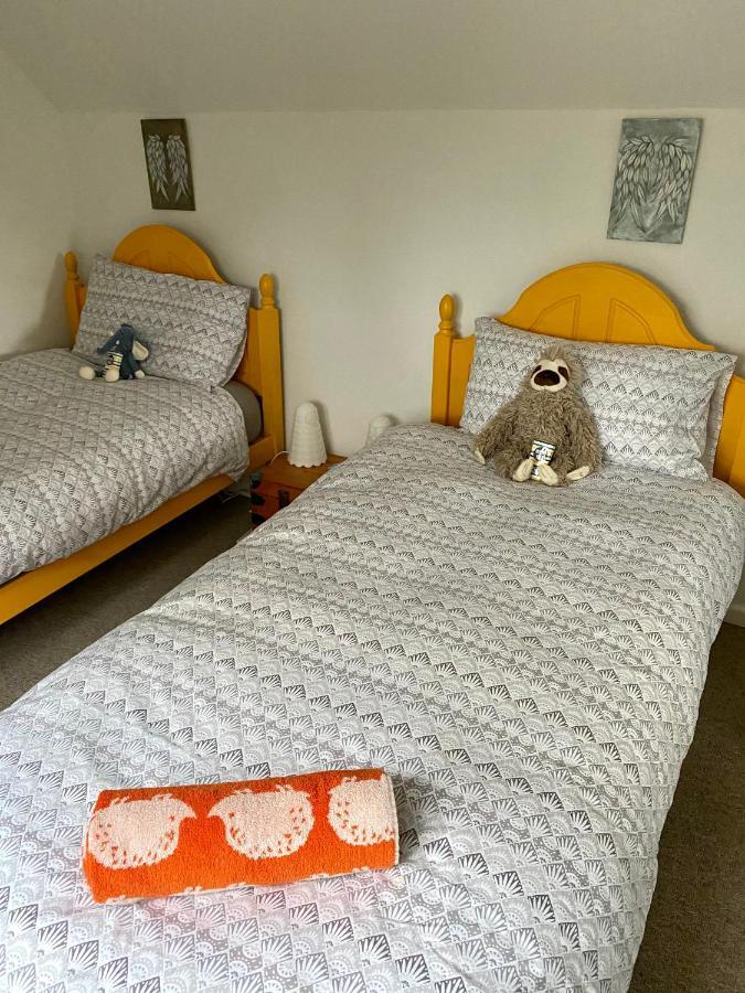 Holly Tree - 3 Bedrooms And Large Garden With Optional Glamping Double Outside Holiday home