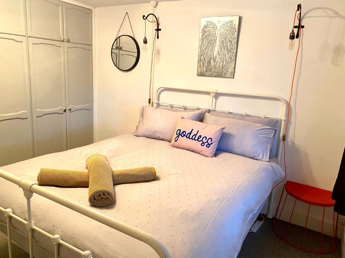 Holiday home Holly Tree - 3 Bedrooms And Large Garden With Optional Glamping Double Outside