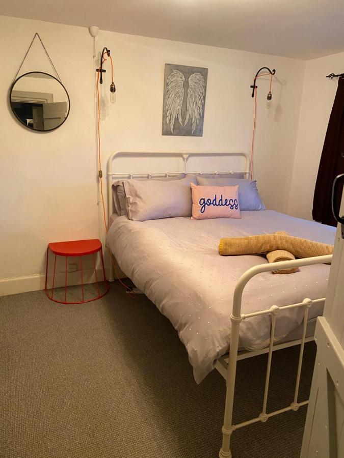 Holly Tree - 3 Bedrooms And Large Garden With Optional Glamping Double Outside Holiday home Lymington
