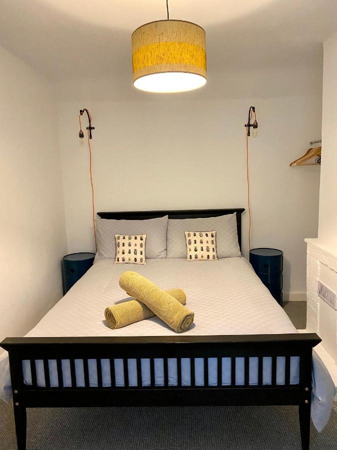 Holly Tree - 3 Bedrooms And Large Garden With Optional Glamping Double Outside Holiday home