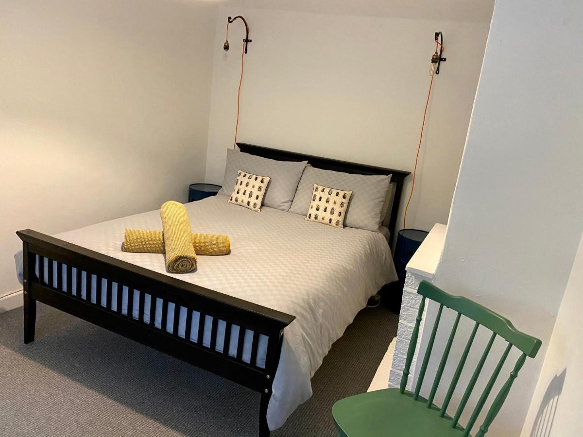 Holly Tree - 3 Bedrooms And Large Garden With Optional Glamping Double Outside