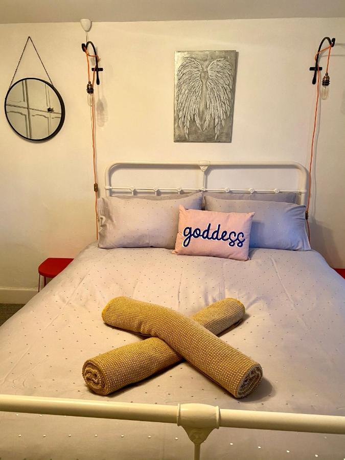 Holiday home Holly Tree - 3 Bedrooms And Large Garden With Optional Glamping Double Outside