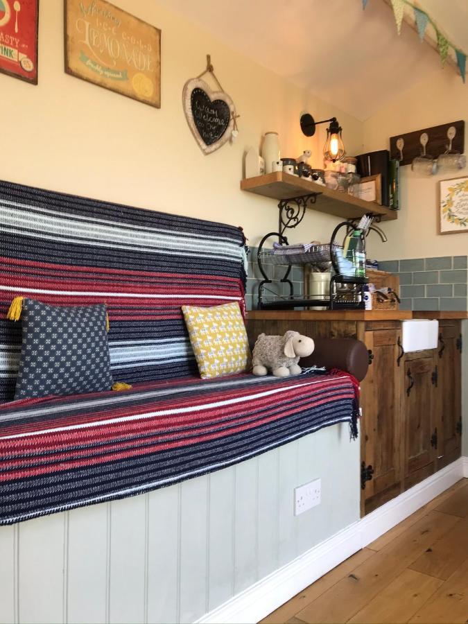 Shepherds Hut With Hot Tub Lymington