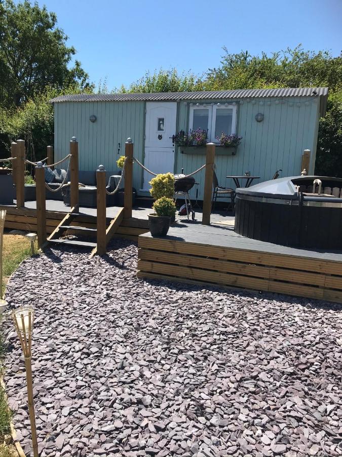 Apartment Shepherds Hut With Hot Tub *