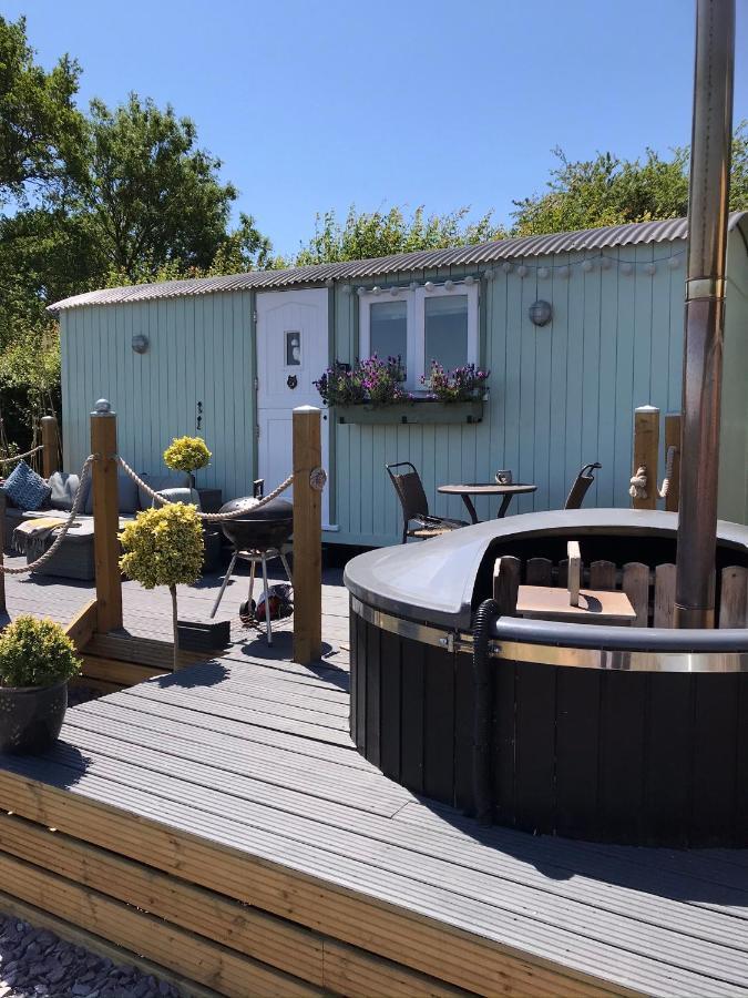 Shepherds Hut With Hot Tub Apartment Lymington
