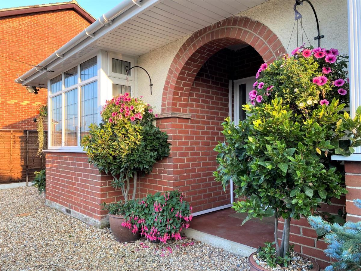 Homestay En-suite Nook Near Forest & Sea, Super Value With Fridge, Microwave And Tv