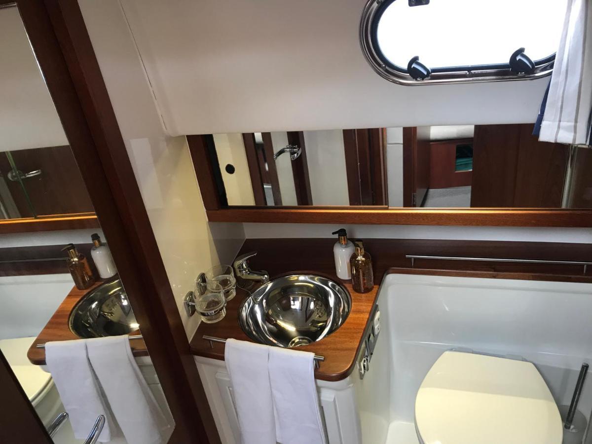 Adelphi B A Delightful 6 Berth Boat Lymington