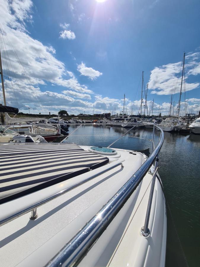 Botel Y-knot-two Bedroom Luxury Motor Boat In Lymington