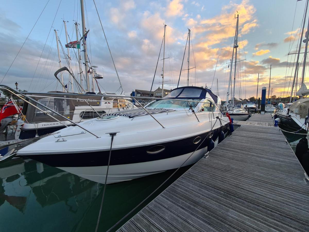 Y-knot-two Bedroom Luxury Motor Boat In Lymington
