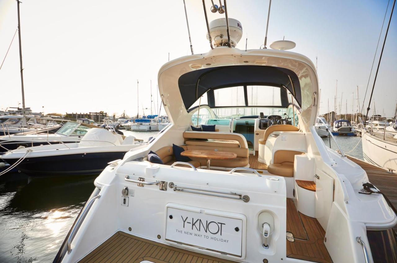 Botel Y-knot-two Bedroom Luxury Motor Boat In Lymington