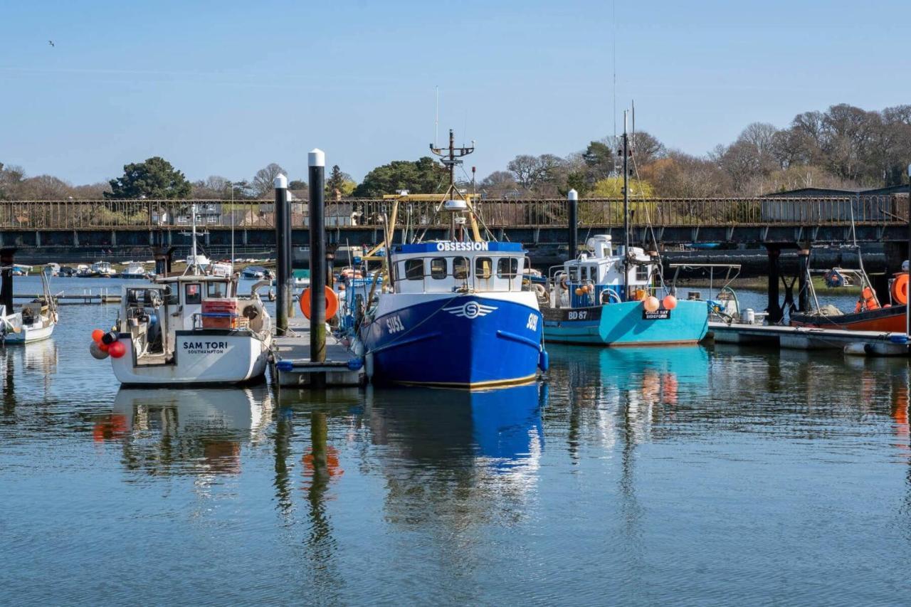 The Boatshed * Lymington