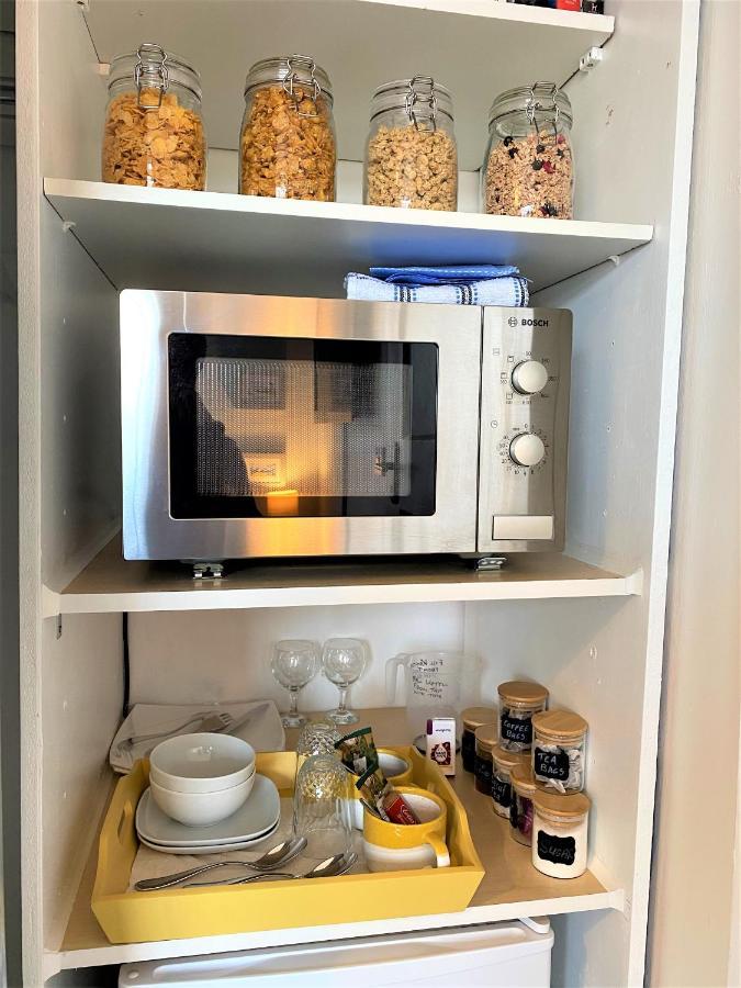 En-suite Nook Near Forest & Sea, Super Value With Fridge, Microwave And Tv Homestay Lymington