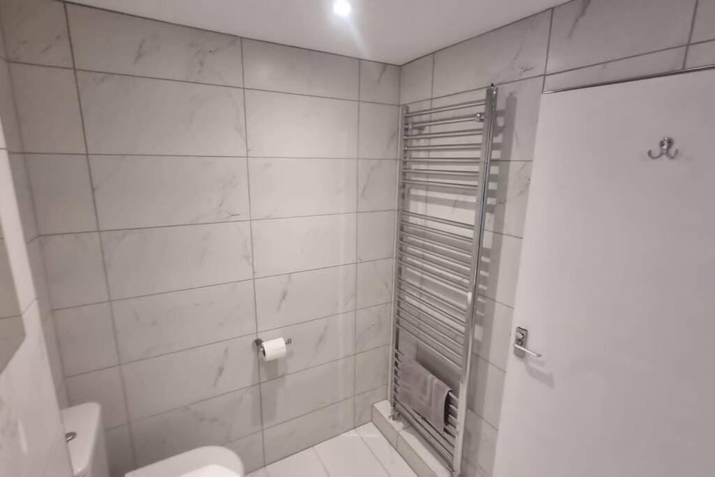 Spacious Self Contained Flat In Superb Location Apartment