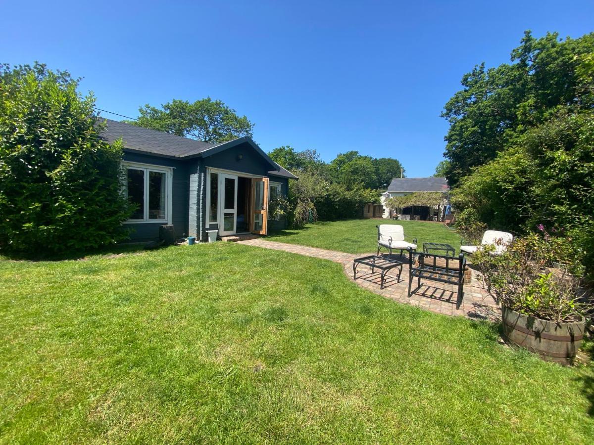 Modern Summerhouse Homestay Lymington