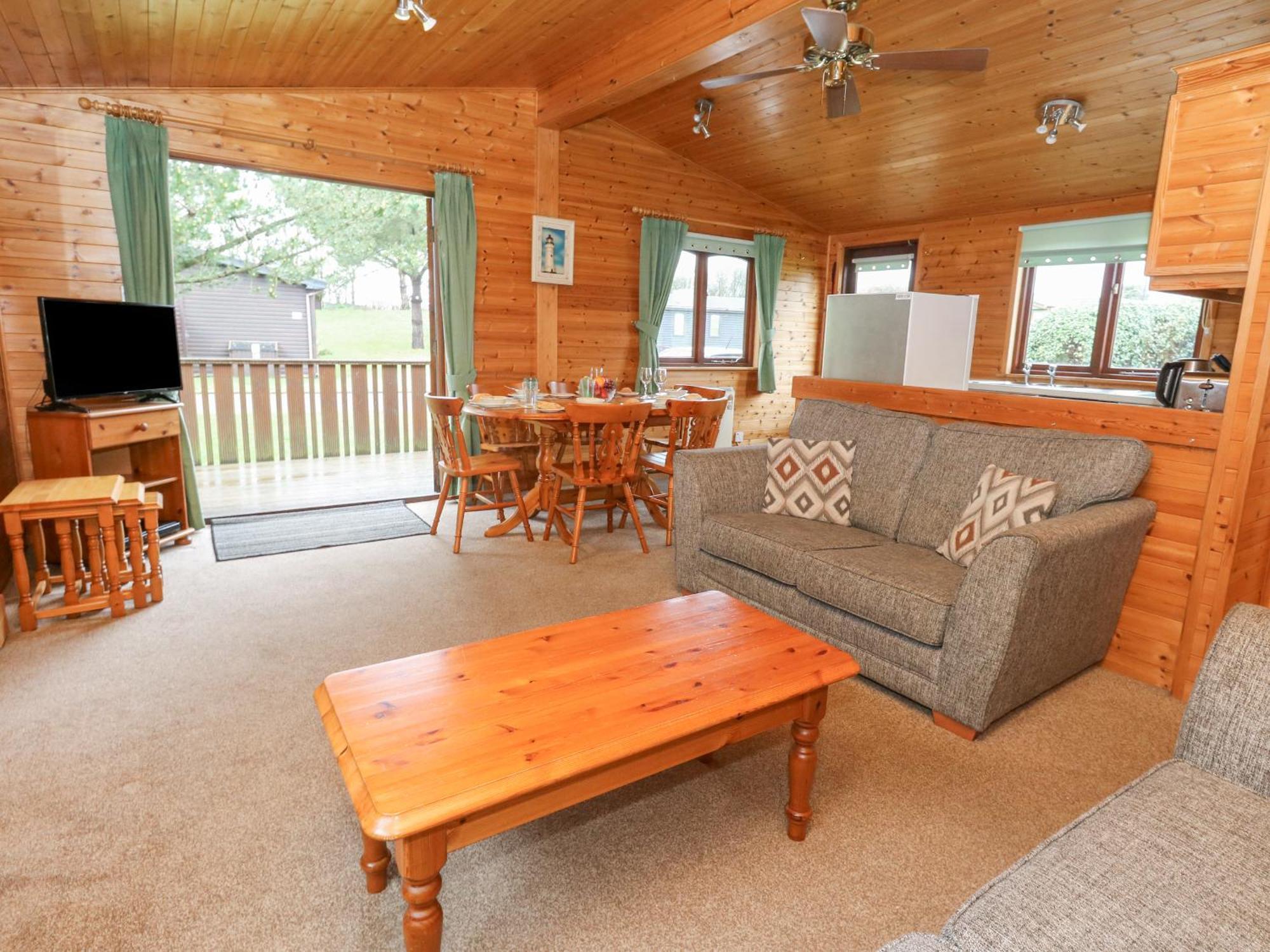 16 Amber Wood * Lymington