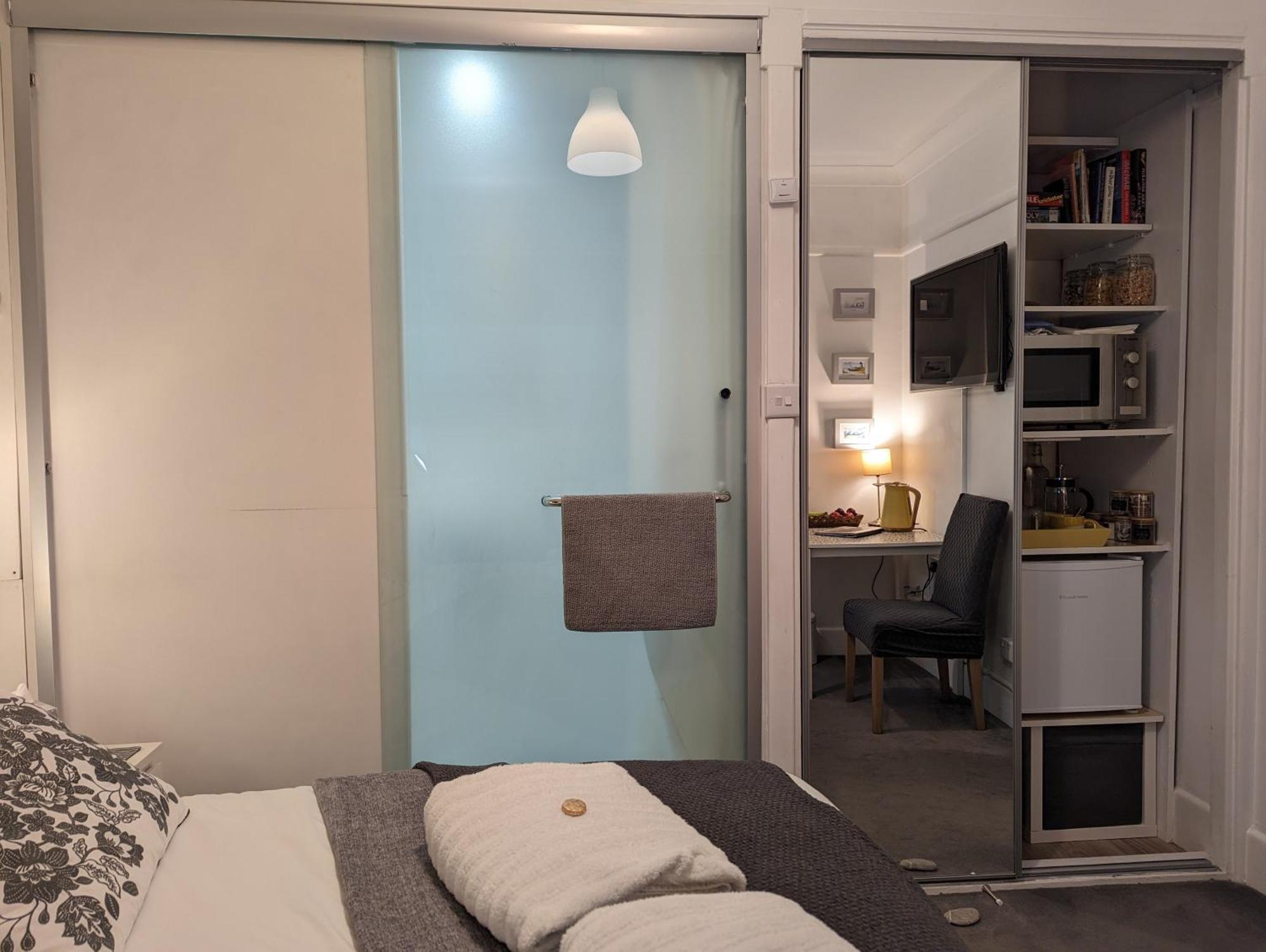 En-suite Nook Near Forest & Sea, Super Value With Fridge, Microwave And Tv * Lymington