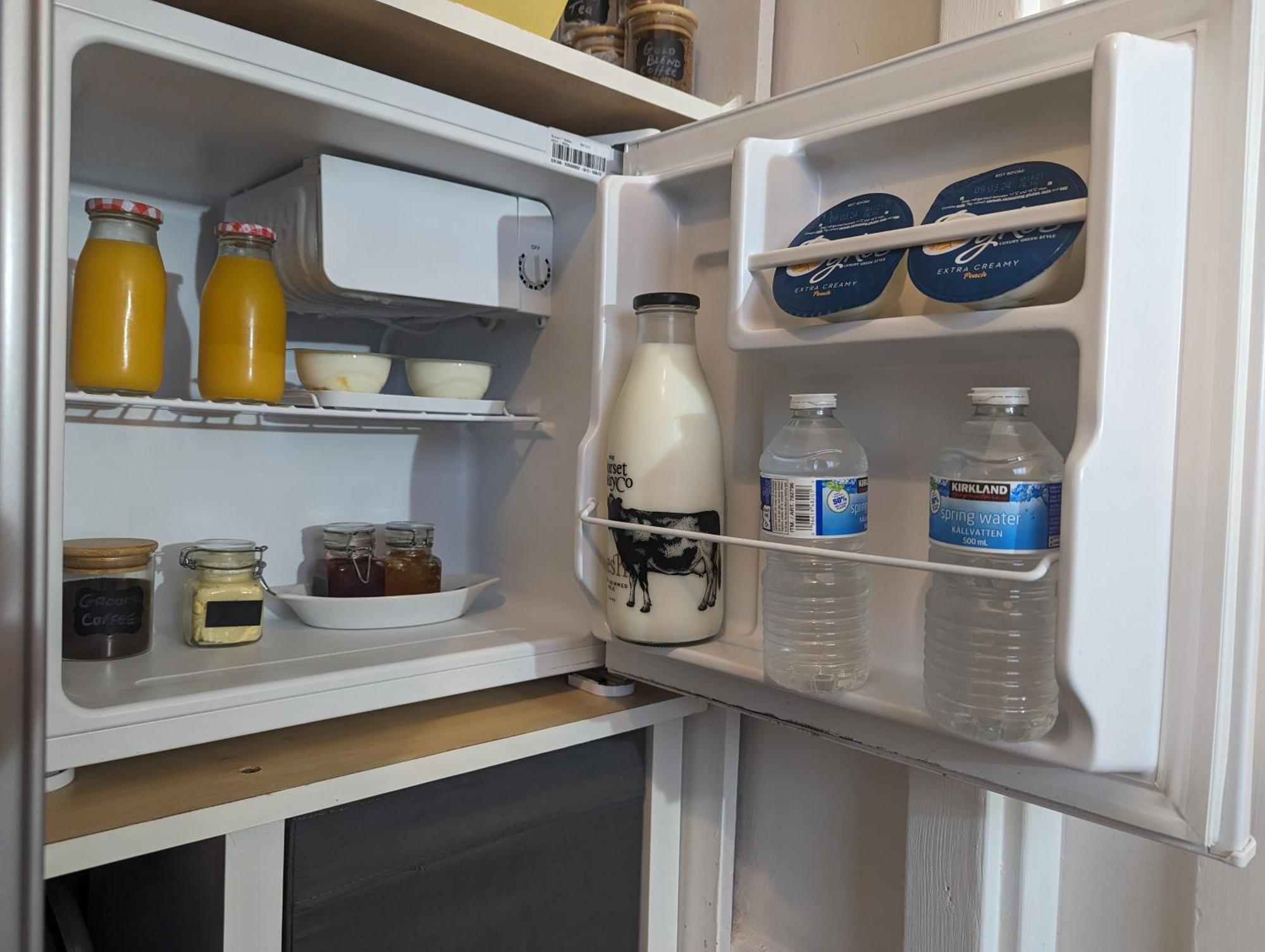 Homestay En-suite Nook Near Forest & Sea, Super Value With Fridge, Microwave And Tv