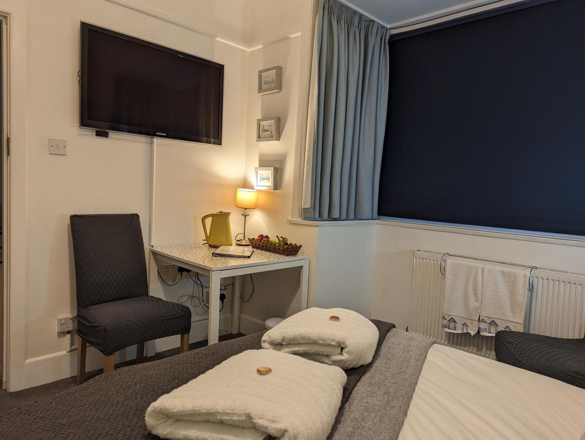 En-suite Nook Near Forest & Sea, Super Value With Fridge, Microwave And Tv Lymington