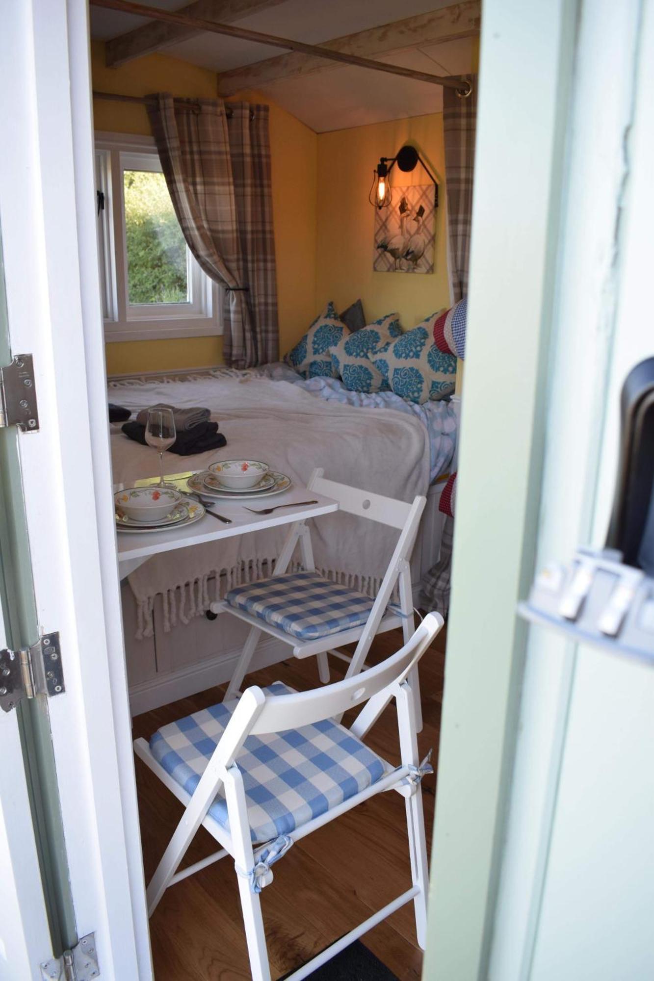 Shepherds Hut With Hot Tub Apartment *