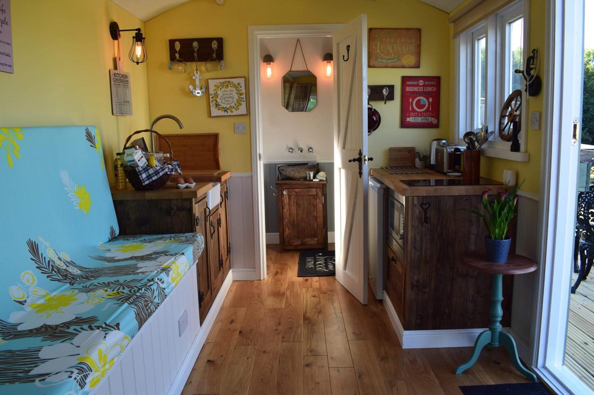 Shepherds Hut With Hot Tub Apartment Lymington